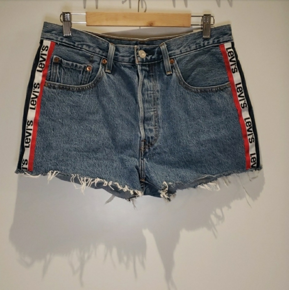 Levi’s Denim Shorts w/ Logo – 30